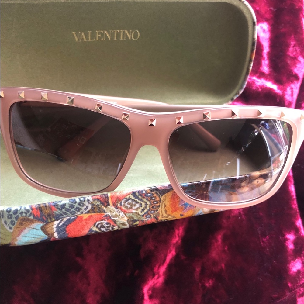 Ladies Valentino sunglasses 🌸🦋